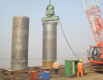 山东济南建邦黄河大桥钢护筒振设 
