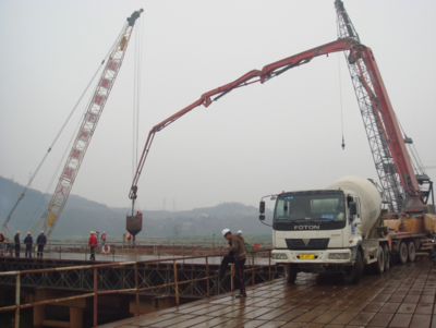 兰渝铁路四川南充LYS-12标段嘉陵江大桥水中主墩承台双壁钢围堰混凝土封底 